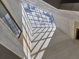 Atrium im Lichtbau des neuen Jüdischen Museums von Staab Architekten