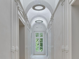Korridor im Rothschild-Palais mit historischem Stuck.