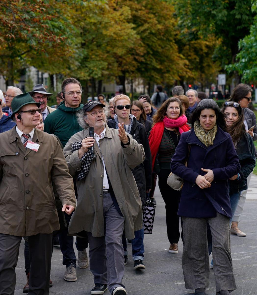 Eine Menschengruppe ist gemeinsam unterwegs in Frankfurt auf einer Stadtführung des Jüdischen Museums