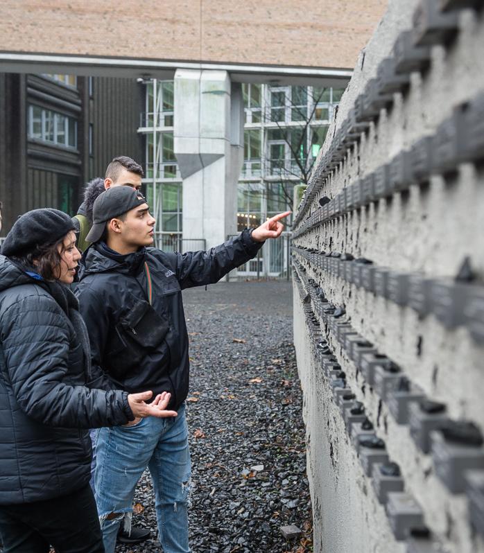Schüler auf der Gedenkstätte Neuer Börneplatze in Frankfurt