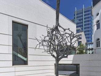Ariel Schlesingers Skultpur "Untitled" (2019) auf dem Vorplatz des neuen Jüdischen Museums Frankfurt